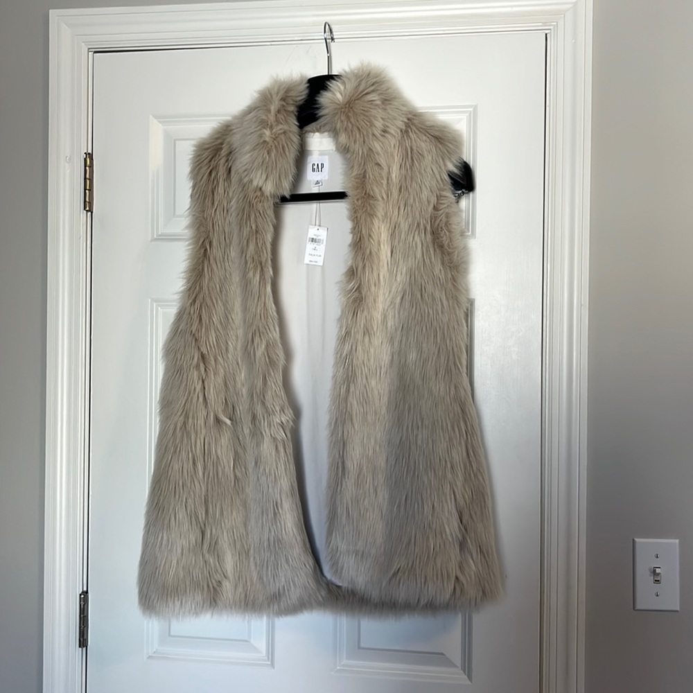 Gap faux fur cream vest, size Small Tall. Never been worn